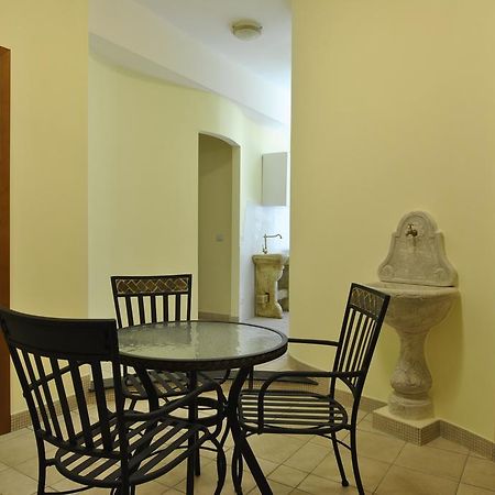Roma Tourist House Hotel Bagian luar foto