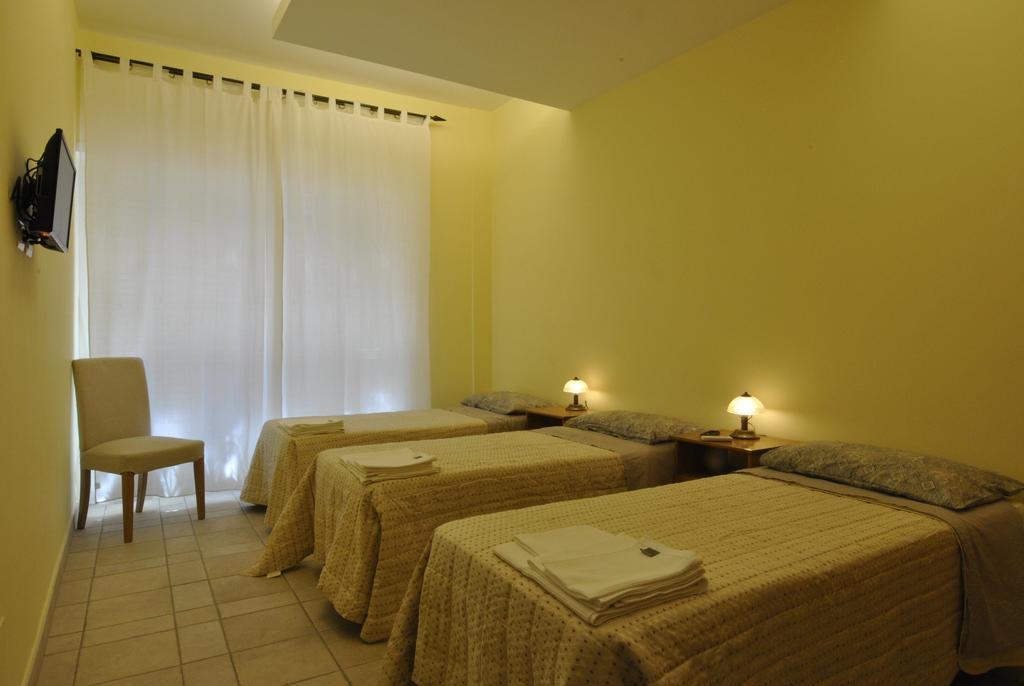 Roma Tourist House Hotel Bagian luar foto