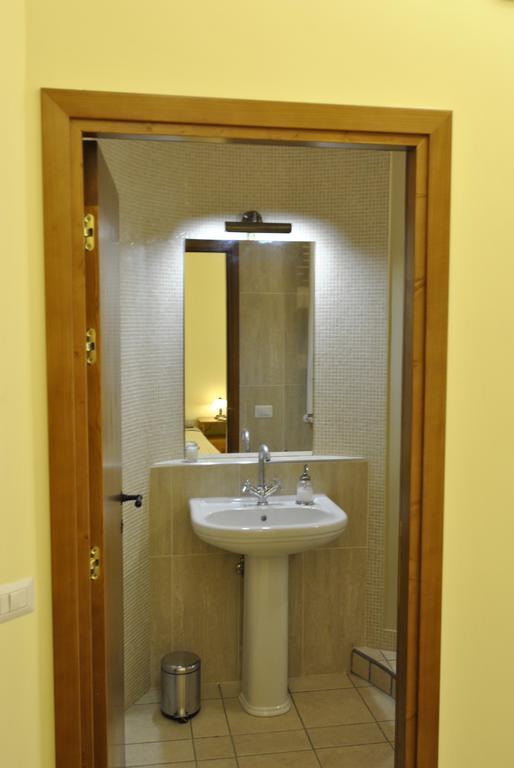 Roma Tourist House Hotel Bagian luar foto