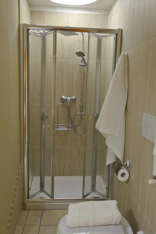 Roma Tourist House Hotel Bagian luar foto