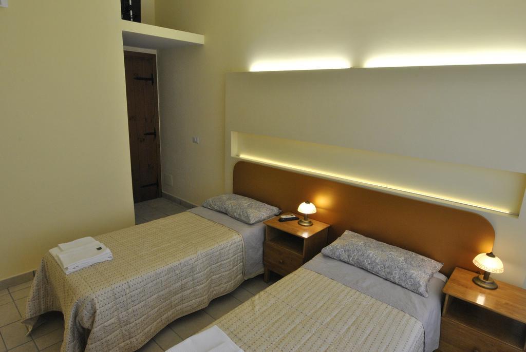 Roma Tourist House Hotel Bagian luar foto